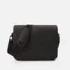 Pier One Big Messenger Bag - Bandolera - Black